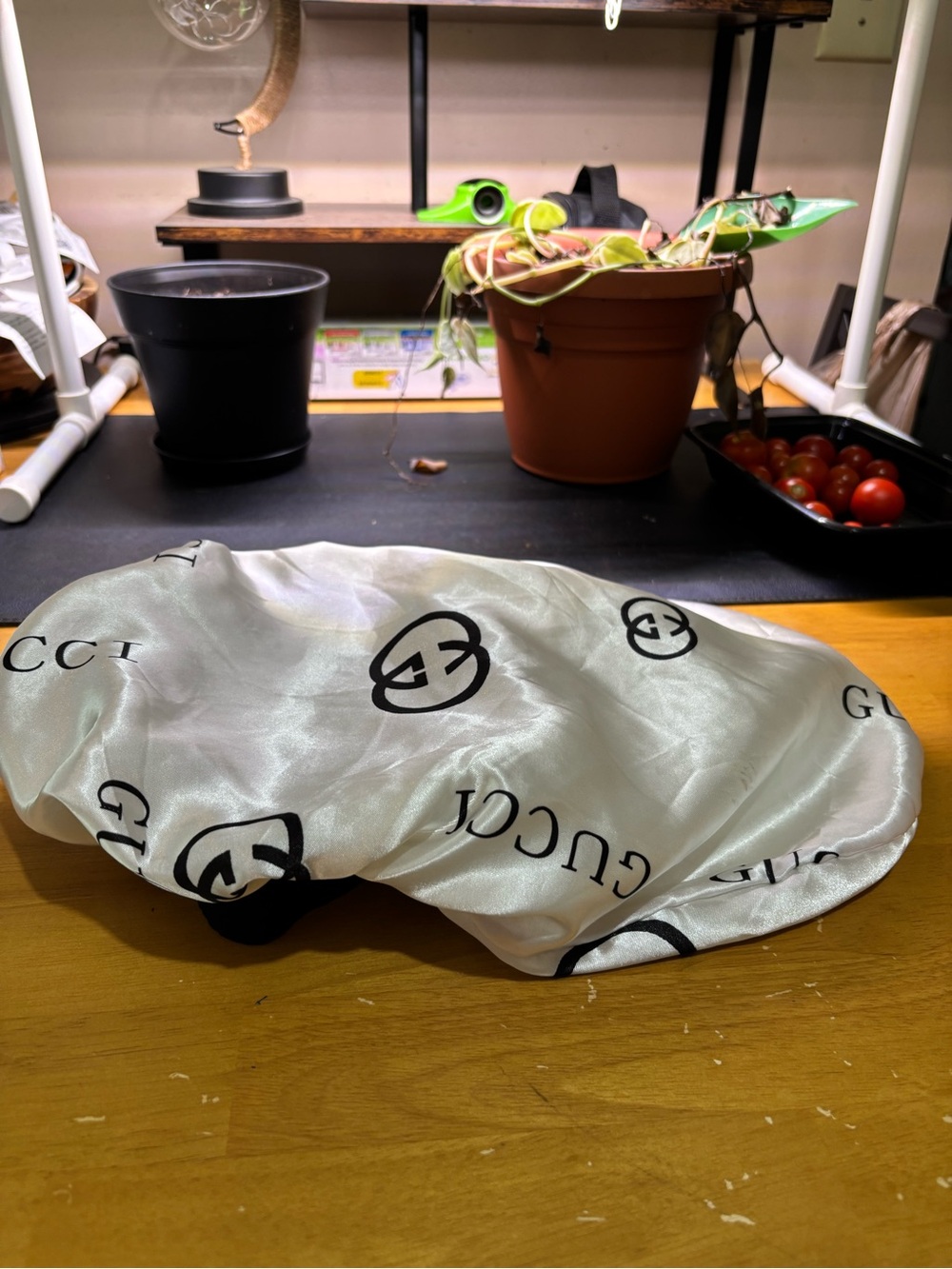 Gucci White Satin Logo Hair Bonnet with Black Print